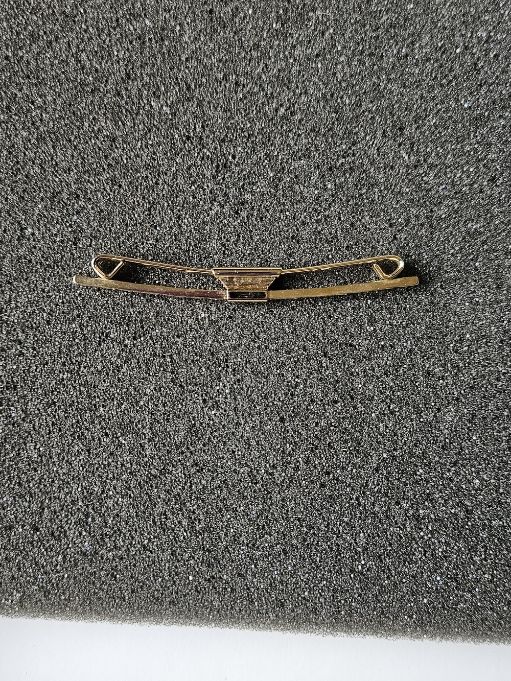 Gold-Tone Minimalist Bar Collar Stay Clip. - Picture 3 of 3